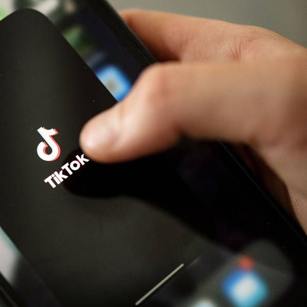Ein Teenager tippt auf das Tiktok-Logo auf einem Smartphone.
