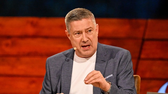 Gastjuror ohne Pardon: Joachim Llambi, der „Juror Gnadenlos“ von „Let's Dance“, fällte auch beim „Grill den Henssler Sommer-Special“ erbarmungslose Urteile. (Bild: RTL/Markus Hertrich)