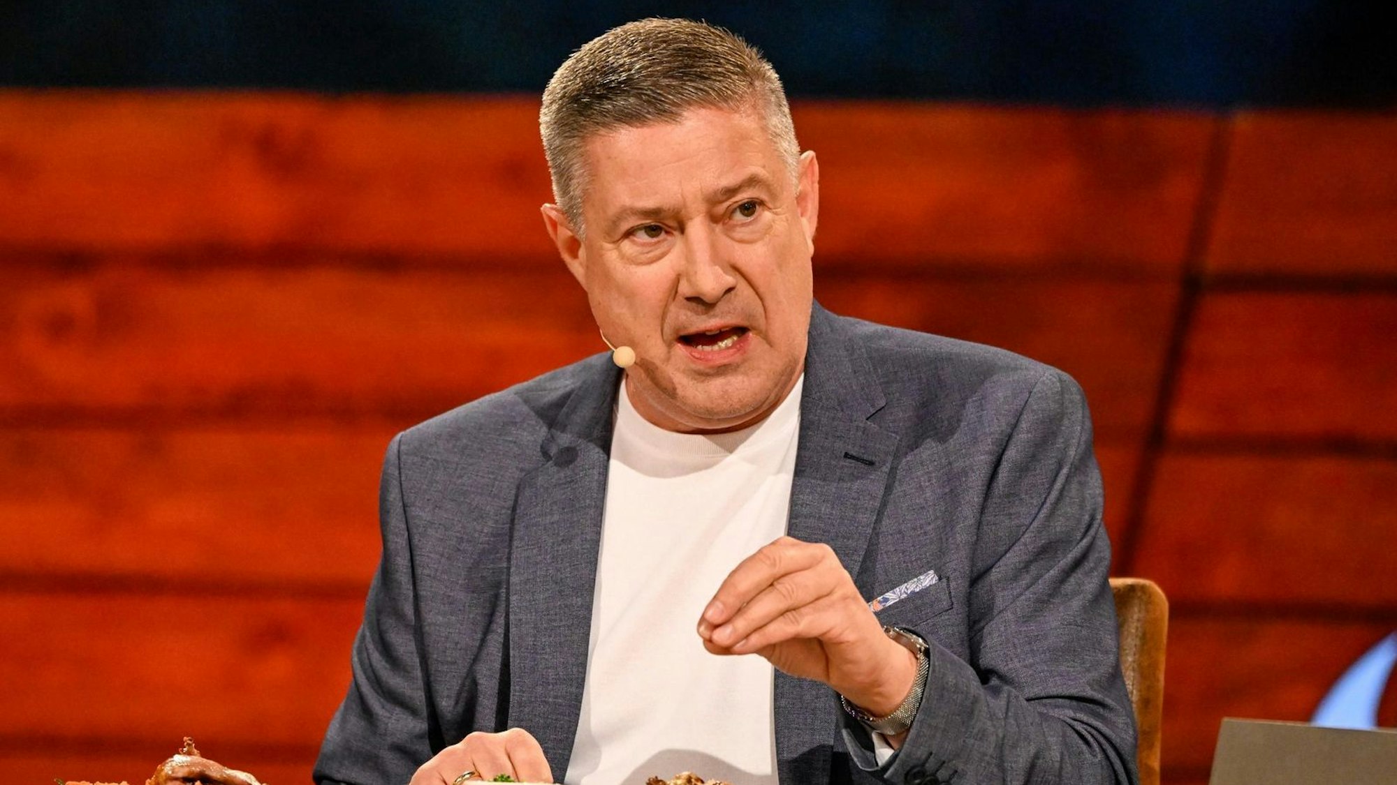 Gastjuror ohne Pardon: Joachim Llambi, der „Juror Gnadenlos“ von „Let's Dance“, fällte auch beim „Grill den Henssler Sommer-Special“ erbarmungslose Urteile. (Bild: RTL/Markus Hertrich)