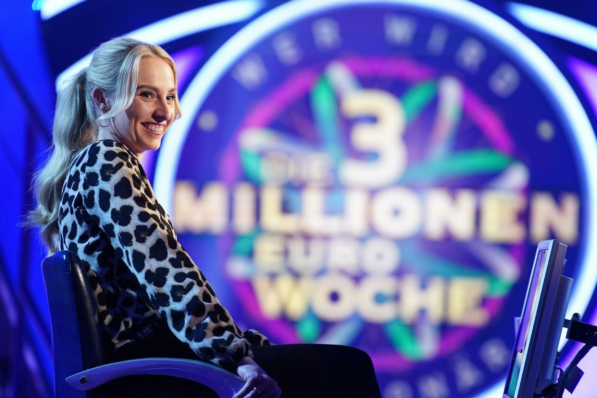 Die ersten Fragen beantwortet Anna Maria Kronberg noch souverän. (Bild: RTL / Stefan Gregorowius)
