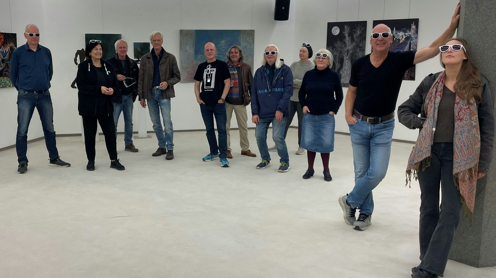 Die Künstlerinnen und Künstler der AG Leverkusen vor der Kunstnacht-Ausstellung 2025.