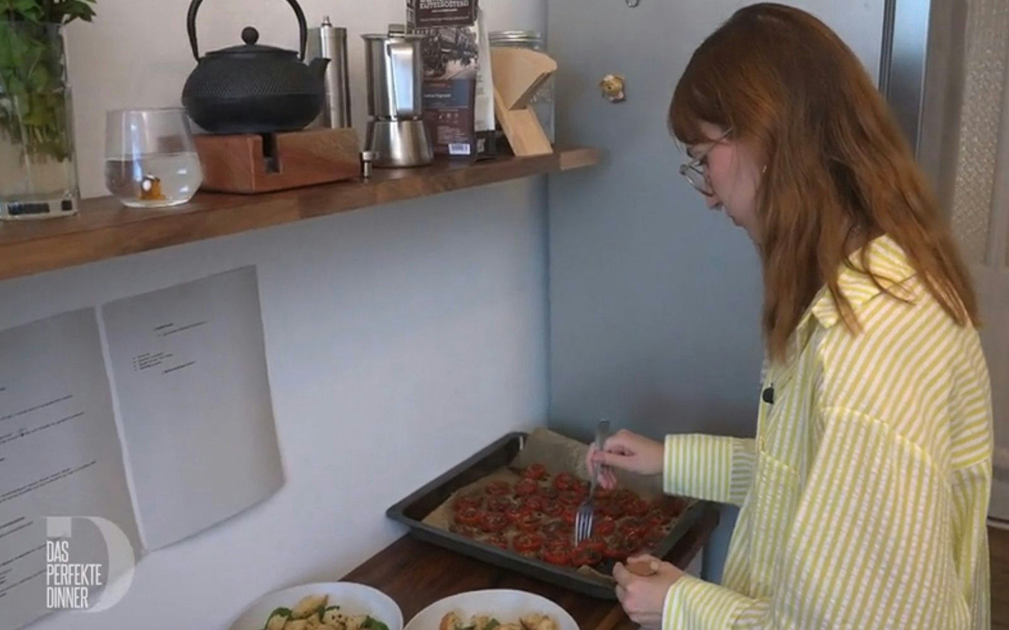 Zur Vorspeise bereitet Lina (27) einen italienischen Tomaten-Brot-Salat (“Panzanella“) vor. (Bild: RTL)