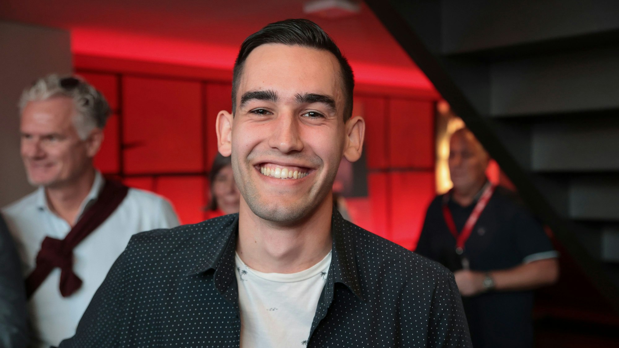 Mattis Dieterich bei der ausgelassenen Wahlparty der SPD nach der Oberbürgermeister-Stichwahl.