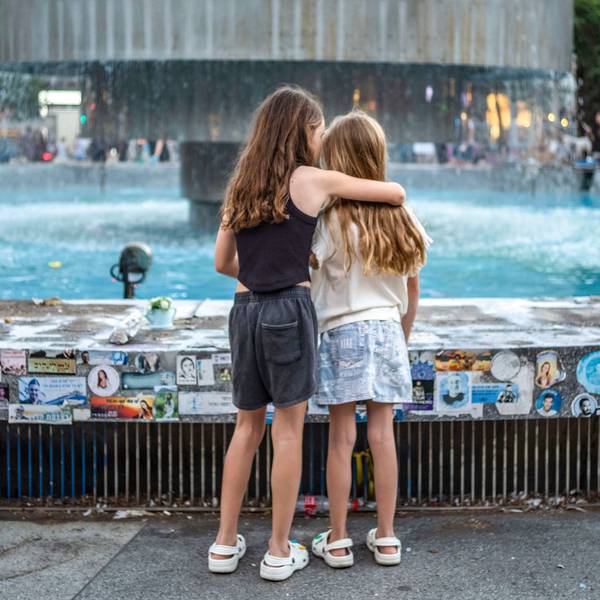Zwei Mädchen stehen an der Gedenkstätte am Dizengoff-Brunnen im Vorfeld des zweiten Jahrestages des Hamas-Anschlags vom 7. Oktober 2023.