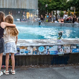 Zwei Mädchen stehen an der Gedenkstätte am Dizengoff-Brunnen im Vorfeld des zweiten Jahrestages des Hamas-Anschlags vom 7. Oktober 2023.