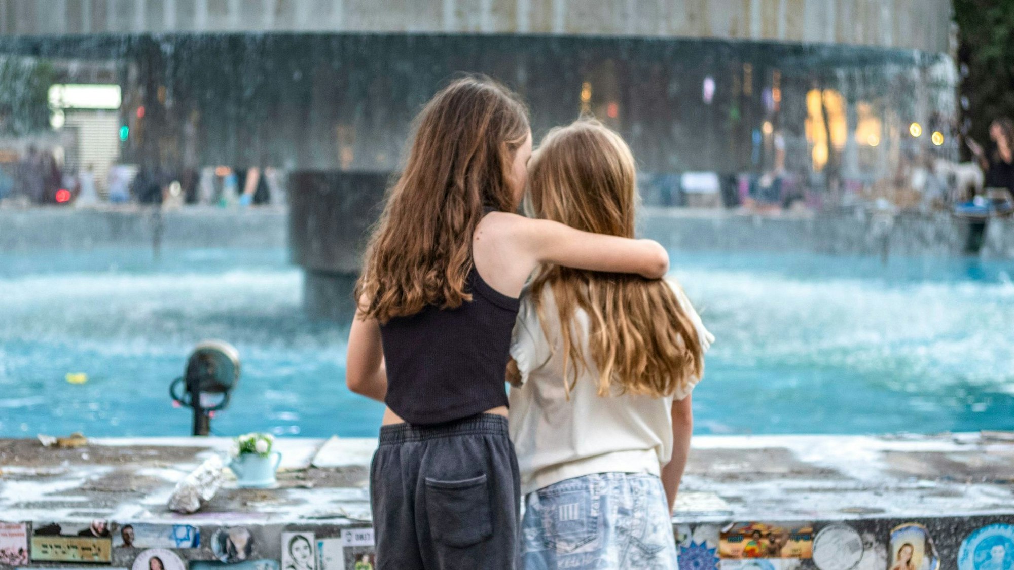 Zwei Mädchen stehen an der Gedenkstätte am Dizengoff-Brunnen im Vorfeld des zweiten Jahrestages des Hamas-Anschlags vom 7. Oktober 2023.