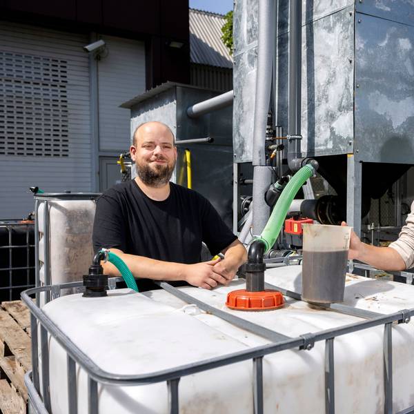 Fabian Mierbach (links) und Tim Paulke stehen an ihrer Versuchsanlage.