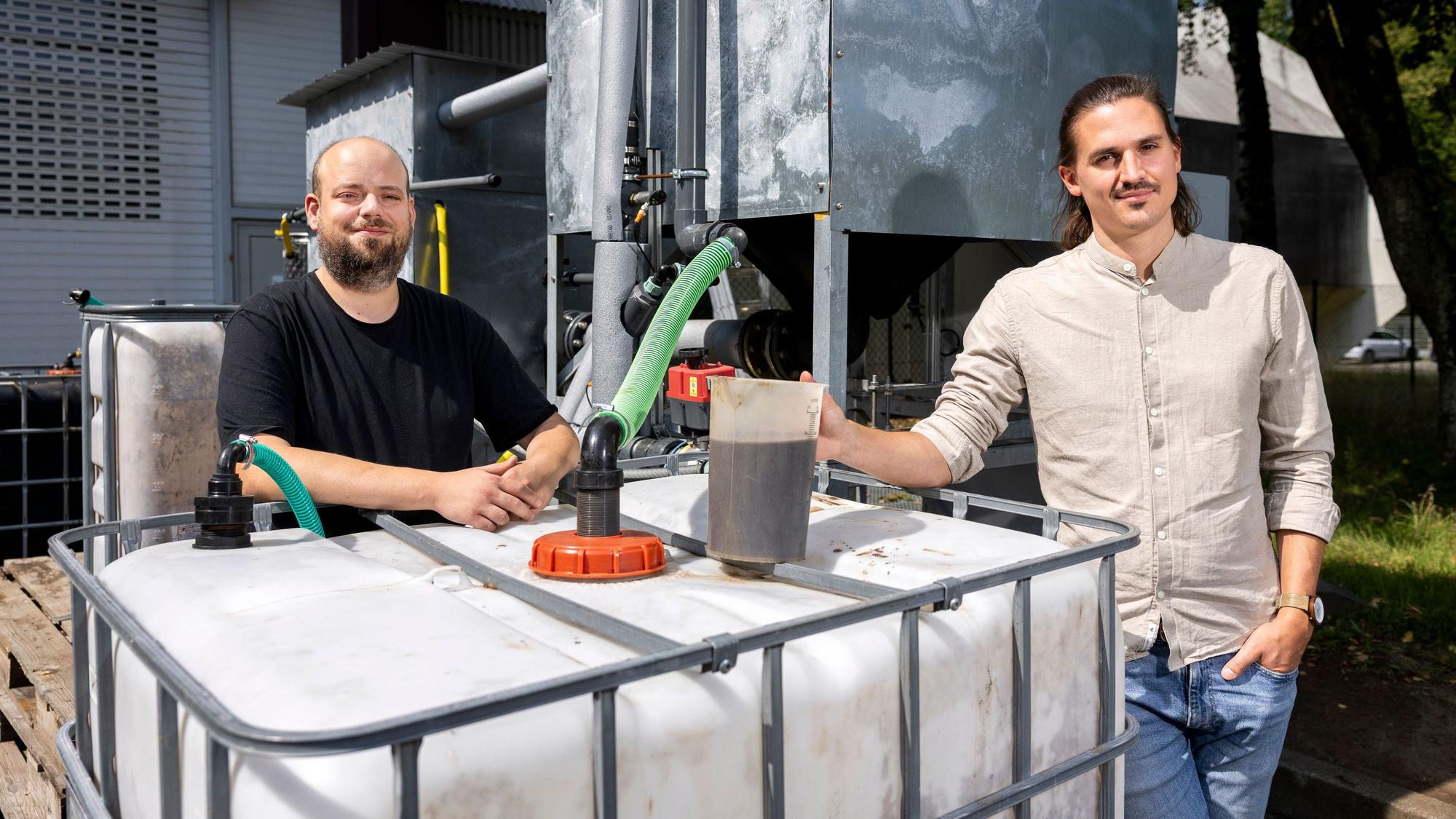 Fabian Mierbach (links) und Tim Paulke stehen an ihrer Versuchsanlage.