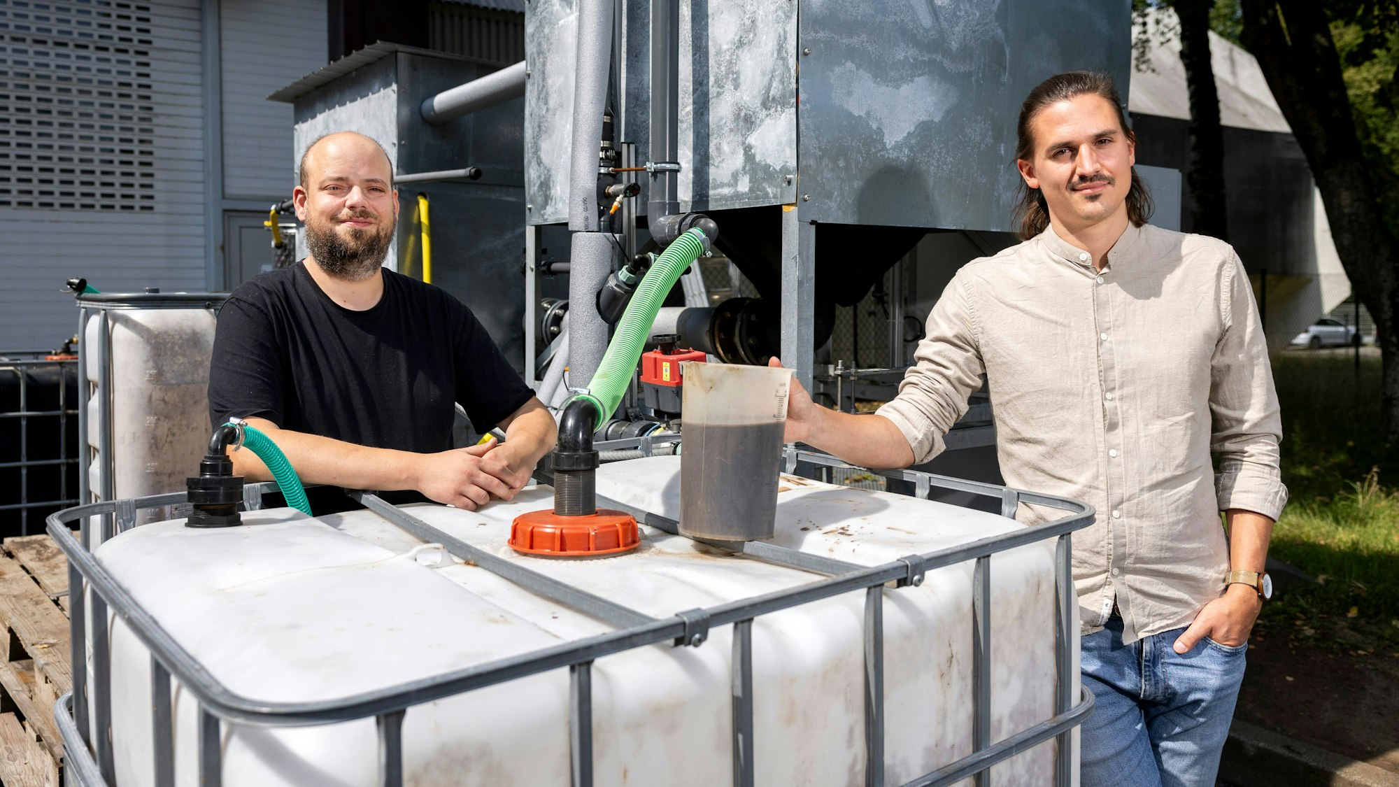 Fabian Mierbach (links) und Tim Paulke stehen an ihrer Versuchsanlage.