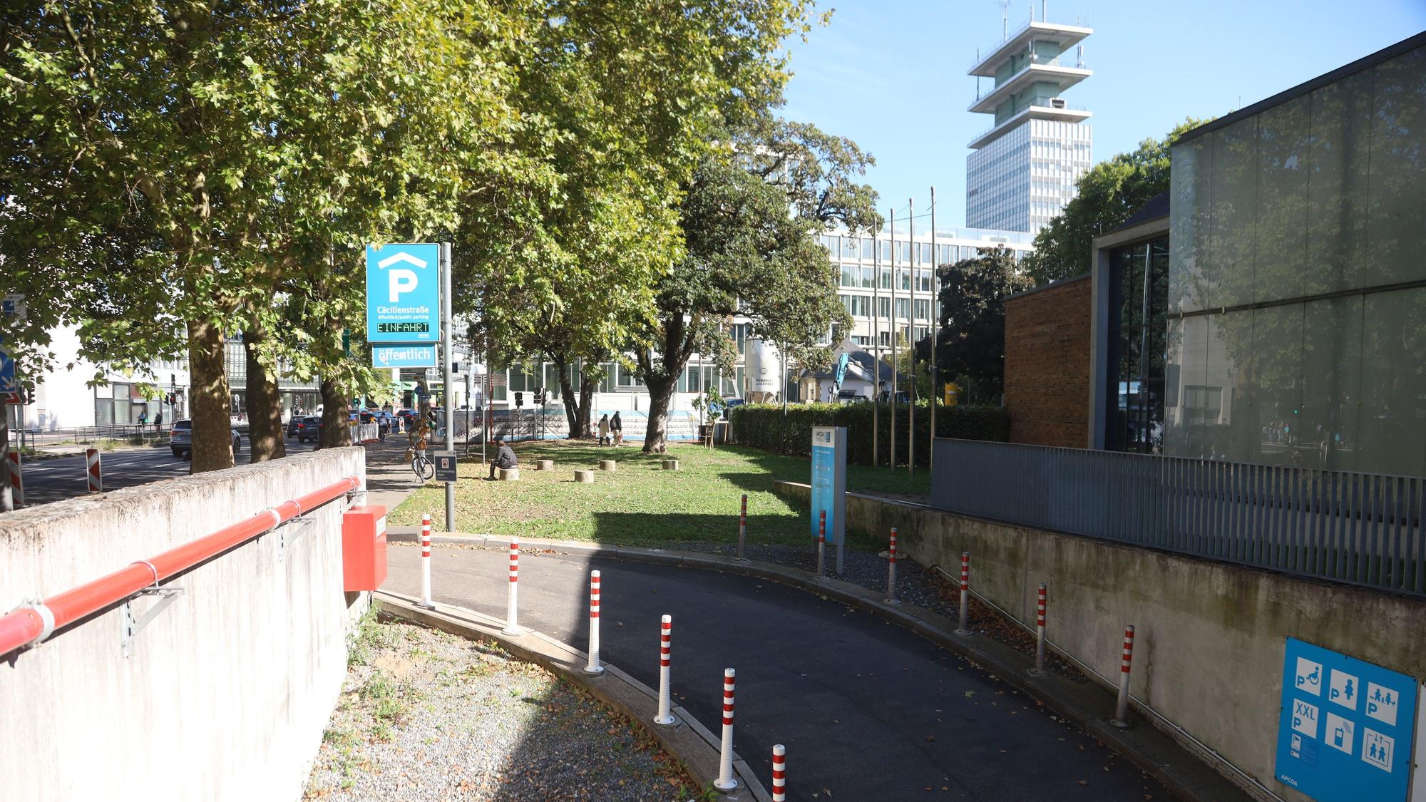 Das Bild zeigt das Parkhaus Cäcilienstraße am Neumarkt. Nach starken Verschmutzungen und Verwahrlosungen im Sommer soll es dort nun deutlich besser aussehen. Foto: Arton Krasniqi
