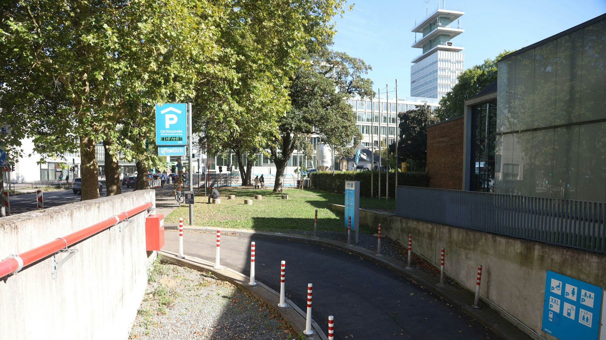 Das Bild zeigt das Parkhaus Cäcilienstraße am Neumarkt. Nach starken Verschmutzungen und Verwahrlosungen im Sommer soll es dort nun deutlich besser aussehen. Foto: Arton Krasniqi