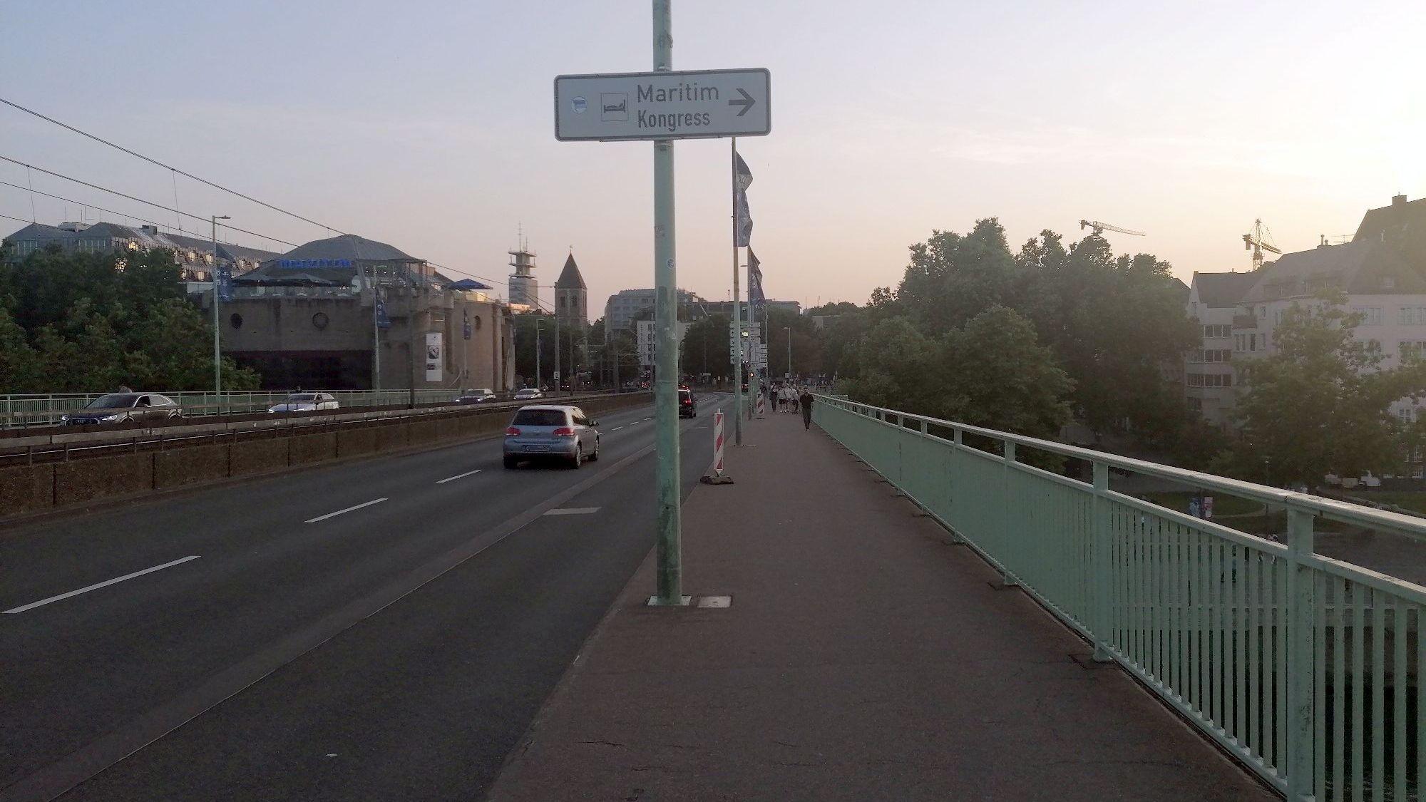 Heute führt die Deutzer Brücke zum Heumarkt.