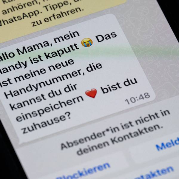 Ein Handy mit einer Betrüger-Nachricht per Whatsapp.