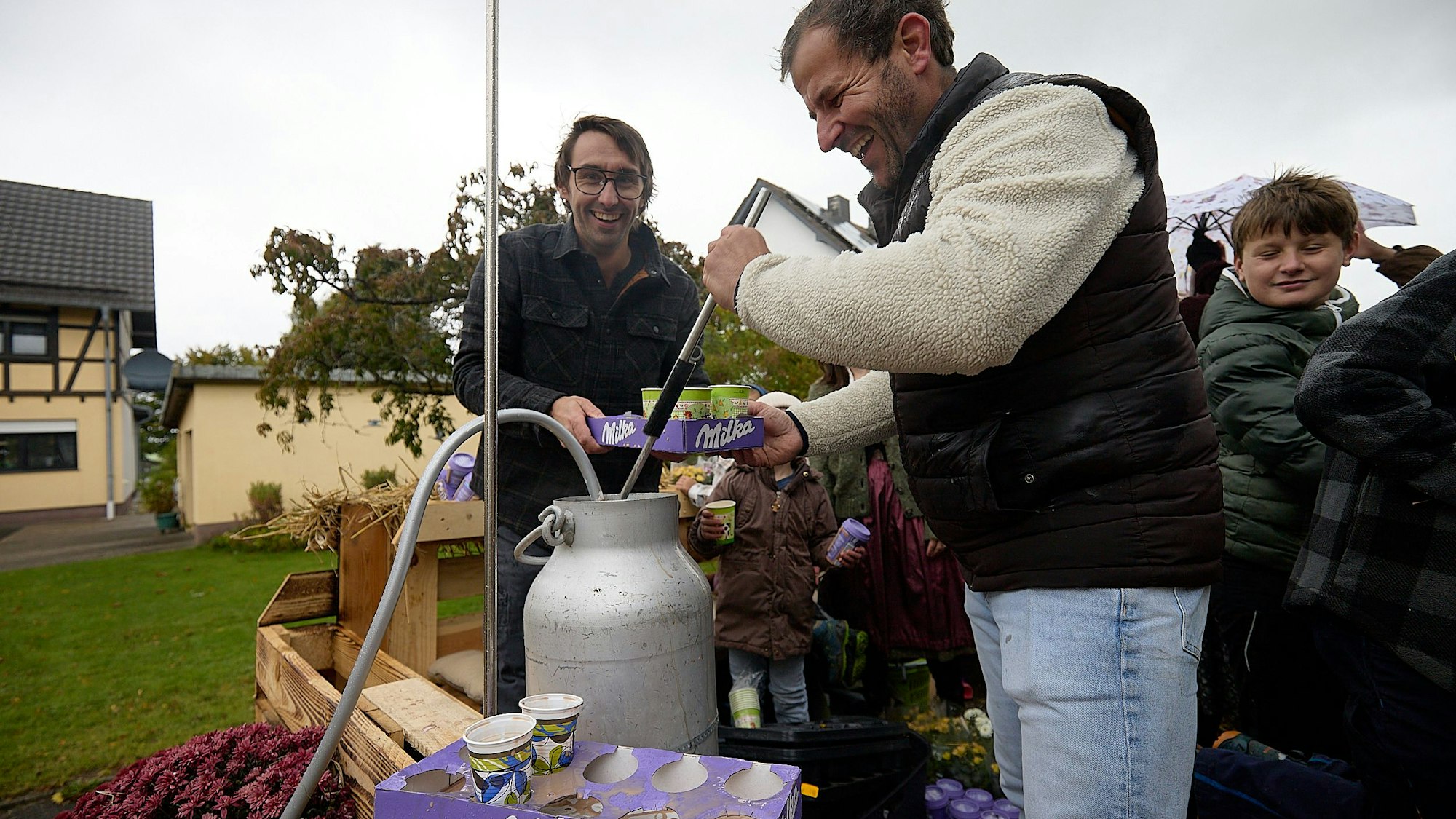 Ein Mann mischt in einer Kanne Kakao.