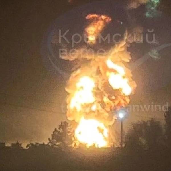 Ein Screenshot eines Videos des ukrainischen Telegram-Kanals „Crimean Wind“ soll ein brennendes Öldepot in Feodosia auf der Krim-Halbinsel zeigen.