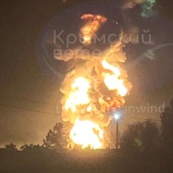 Ein Screenshot eines Videos des ukrainischen Telegram-Kanals „Crimean Wind“ soll ein brennendes Öldepot in Feodosia auf der Halbinsel Krim zeigen.