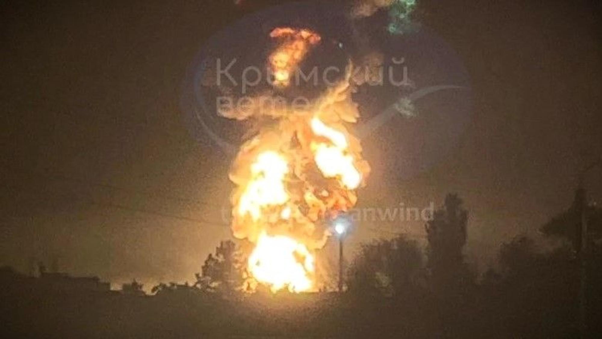 Ein Screenshot eines Videos des ukrainischen Telegram-Kanals „Crimean Wind“ soll ein brennendes Öldepot in Feodosia auf der Krim-Halbinsel zeigen.