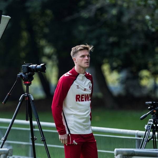 Marius Bülter (1. FC Köln) am 30. September 2025 bei einem TV-Interview am Geißbockheim.