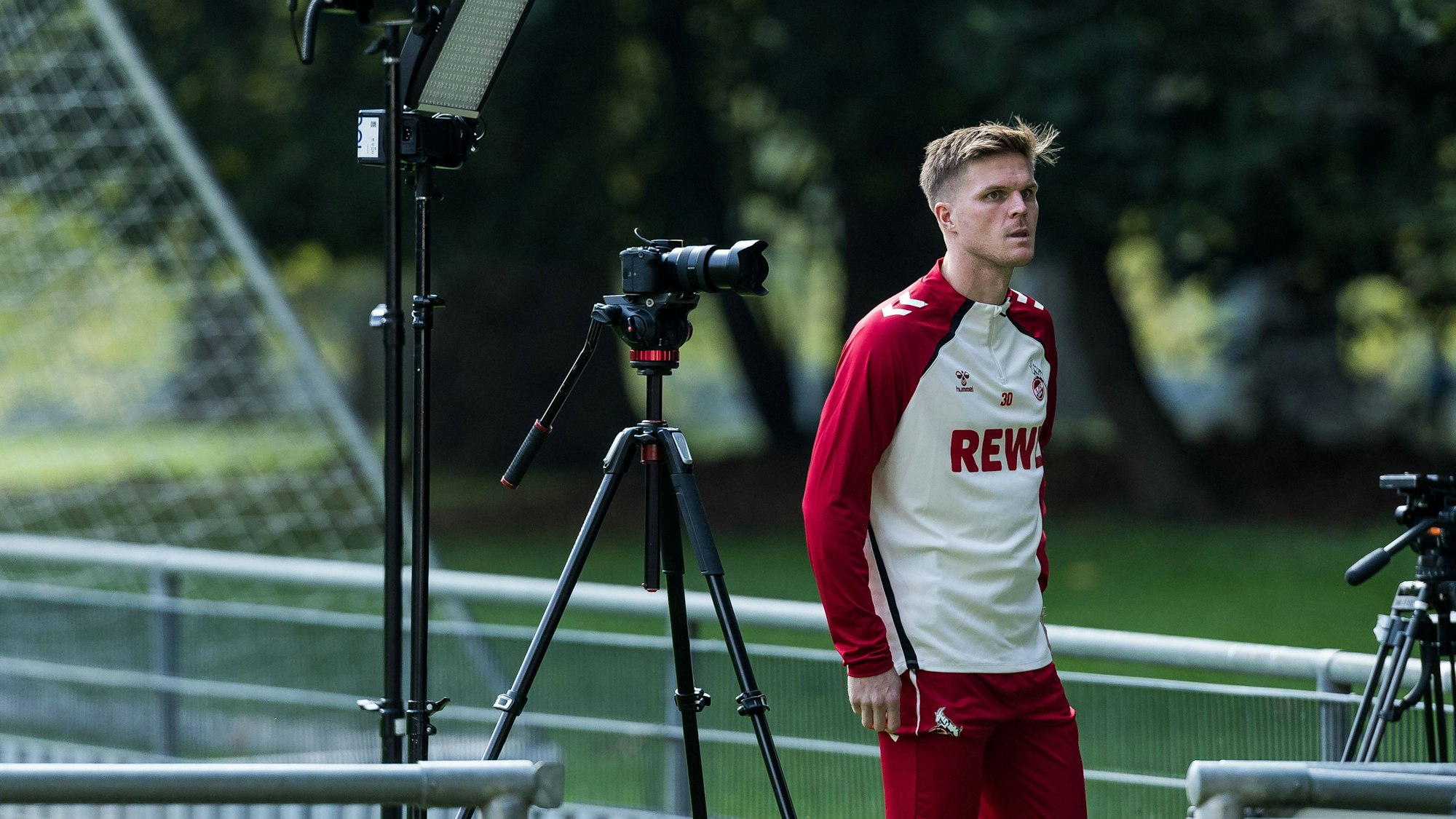 Marius Bülter (1. FC Köln) am 30. September 2025 bei einem TV-Interview am Geißbockheim.