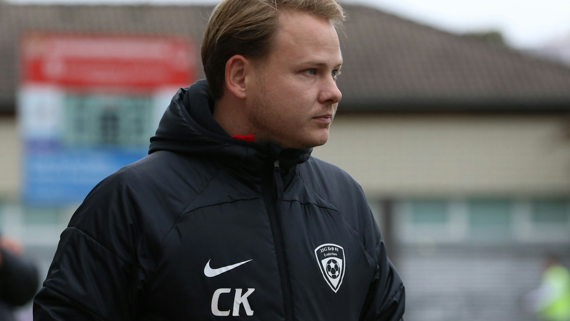 Trainer Christopher Kockerols trägt eine Jacke mit seinem Initialen CK.