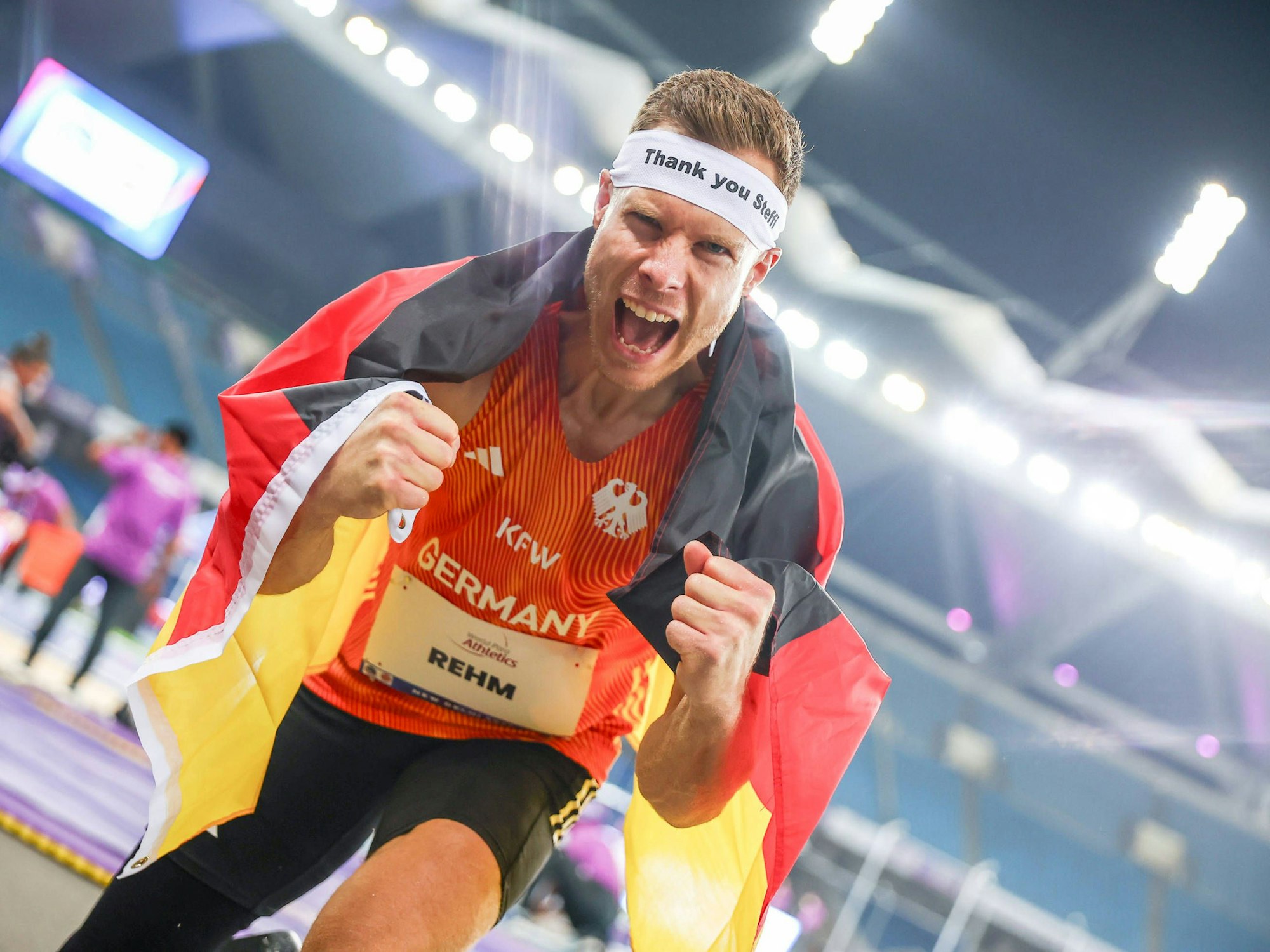 Markus Rehm jubelt mit Deutschland-Flagge und „Thank you Steffi“-Stirnband.