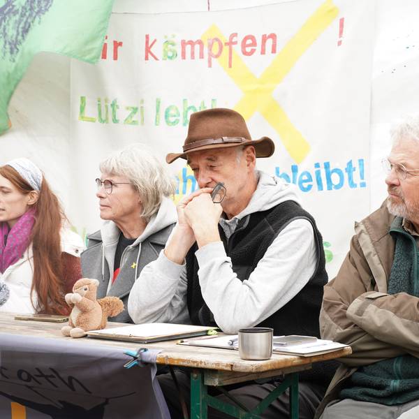 Das Foto zeigt Aktivisten bei einer Pressekonferenz.