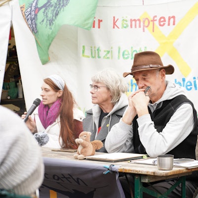 Das Foto zeigt Aktivisten bei einer Pressekonferenz.