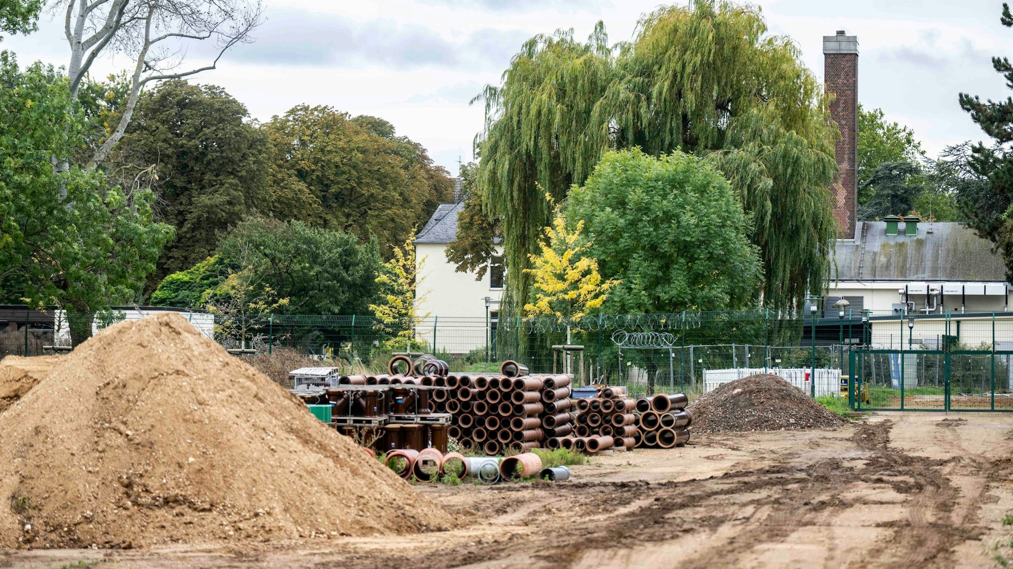 Das Bild zeigt den Erlenhof. In den vergangenen Wochen und Monaten ist bereits der Kanal saniert und erneute worden.