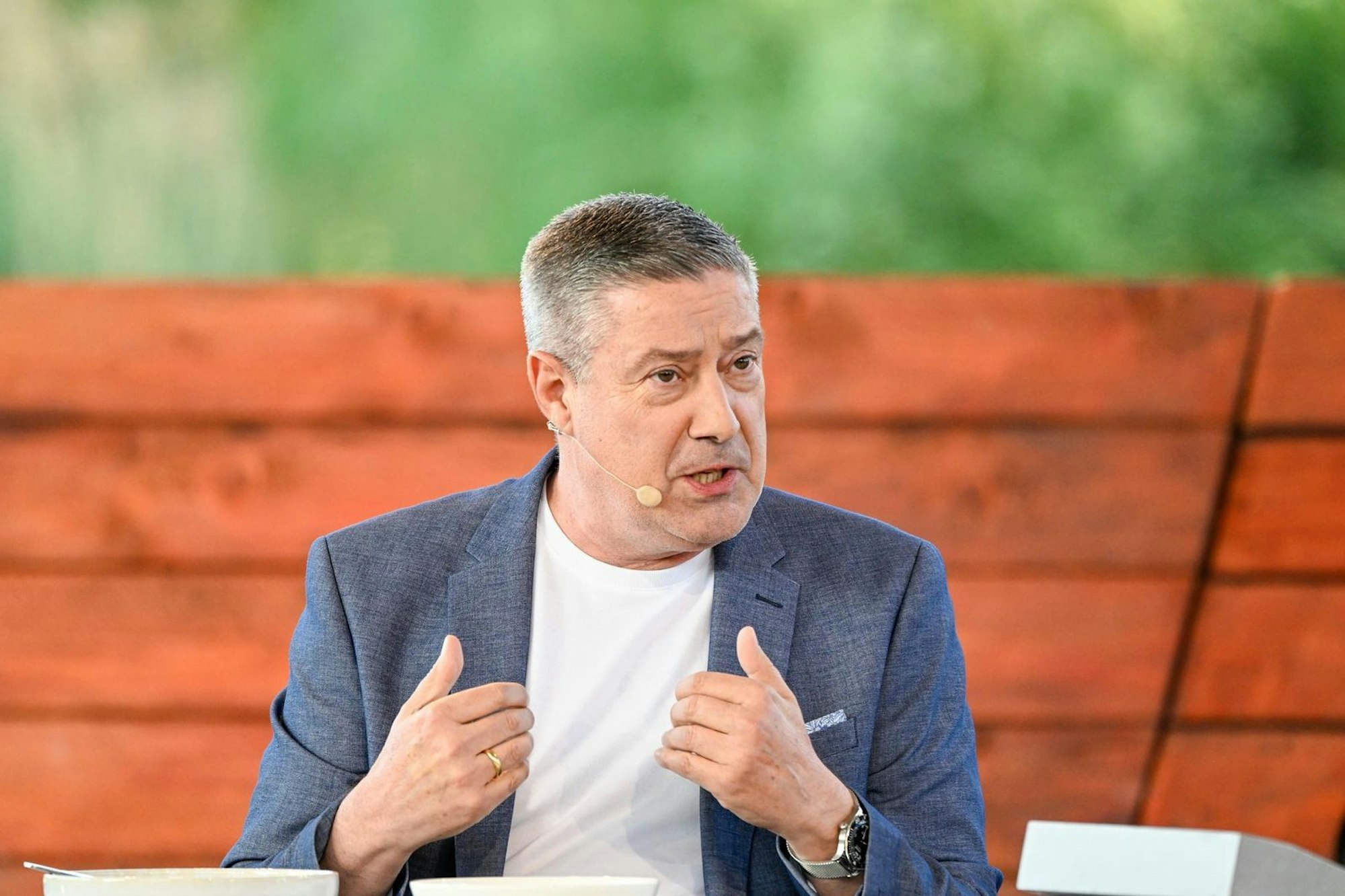 Als Llambi den Impro-Gang der Promis als „nett“ aburteilte, buhte das Publikum. Llambi wehrte sich: „Wenn ihr den Llambi wollt, dann kriegt ihr ihn auch!“ (Bild: RTL/Markus Hertrich)