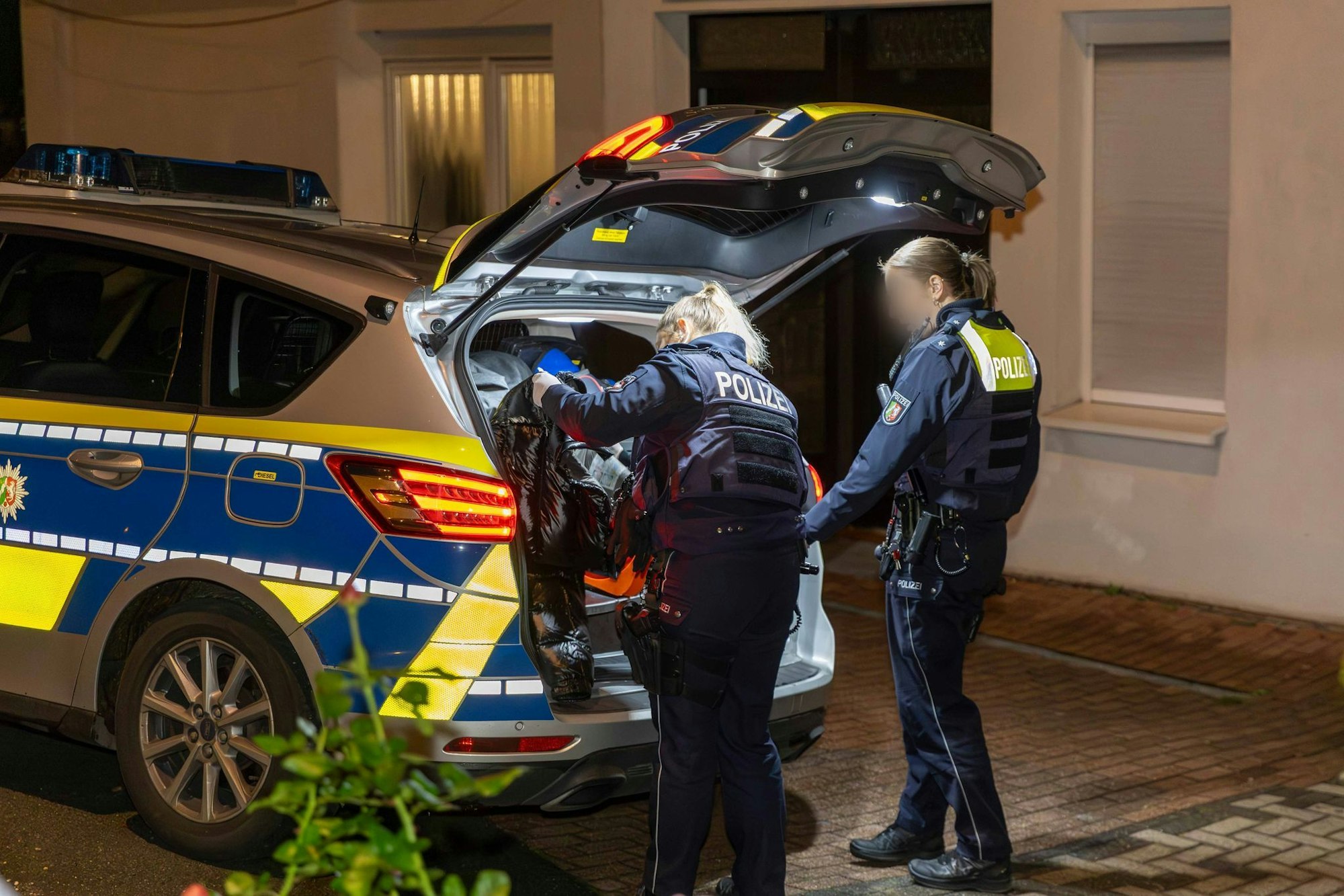 Der mutmaßliche Täter soll noch am Montag vor einen Haftrichter kommen.