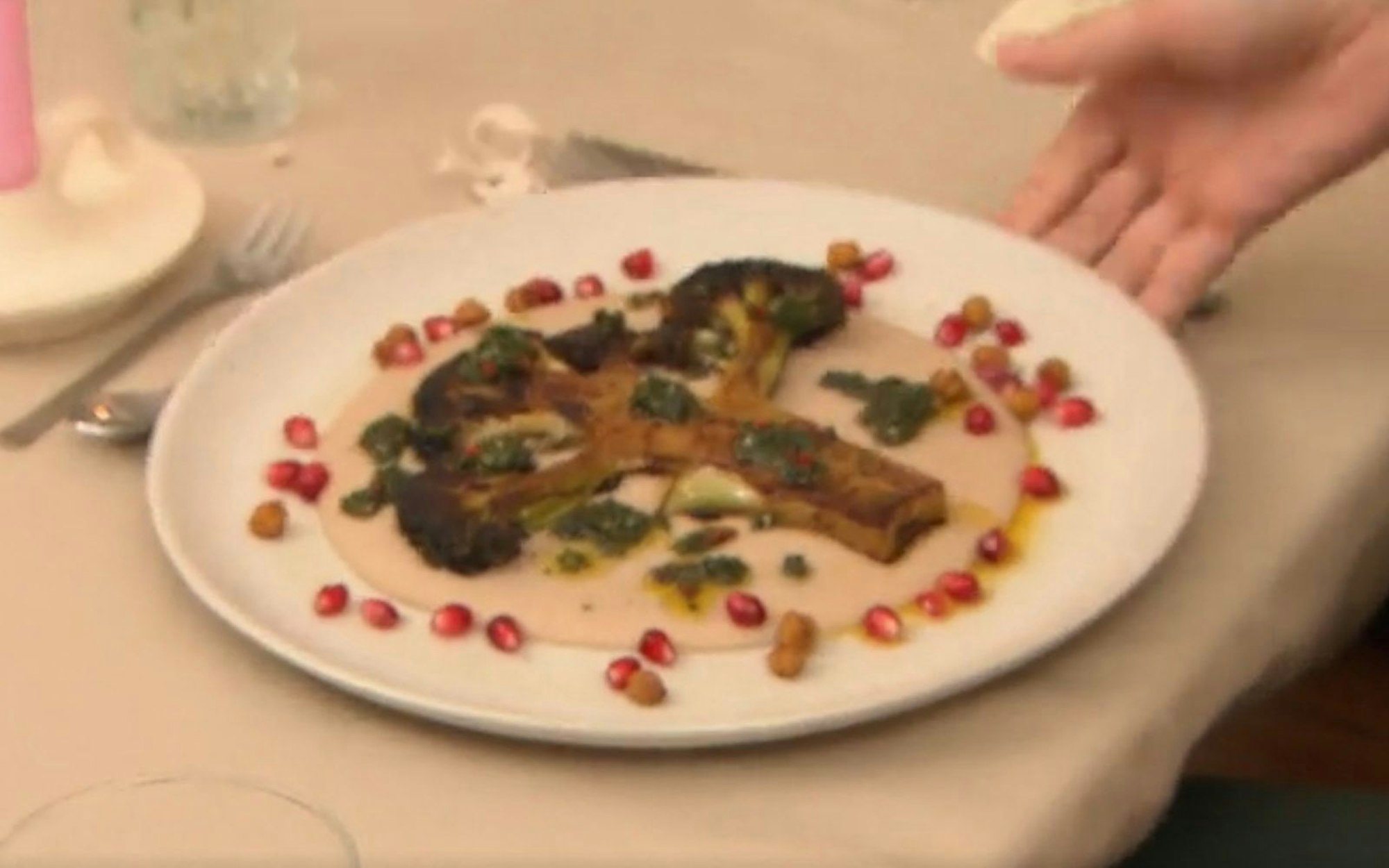 Linas Hauptspeise: Brokkoli-Steak auf Bohnenpüree mit Granatapfelkernen. (Bild: RTL)