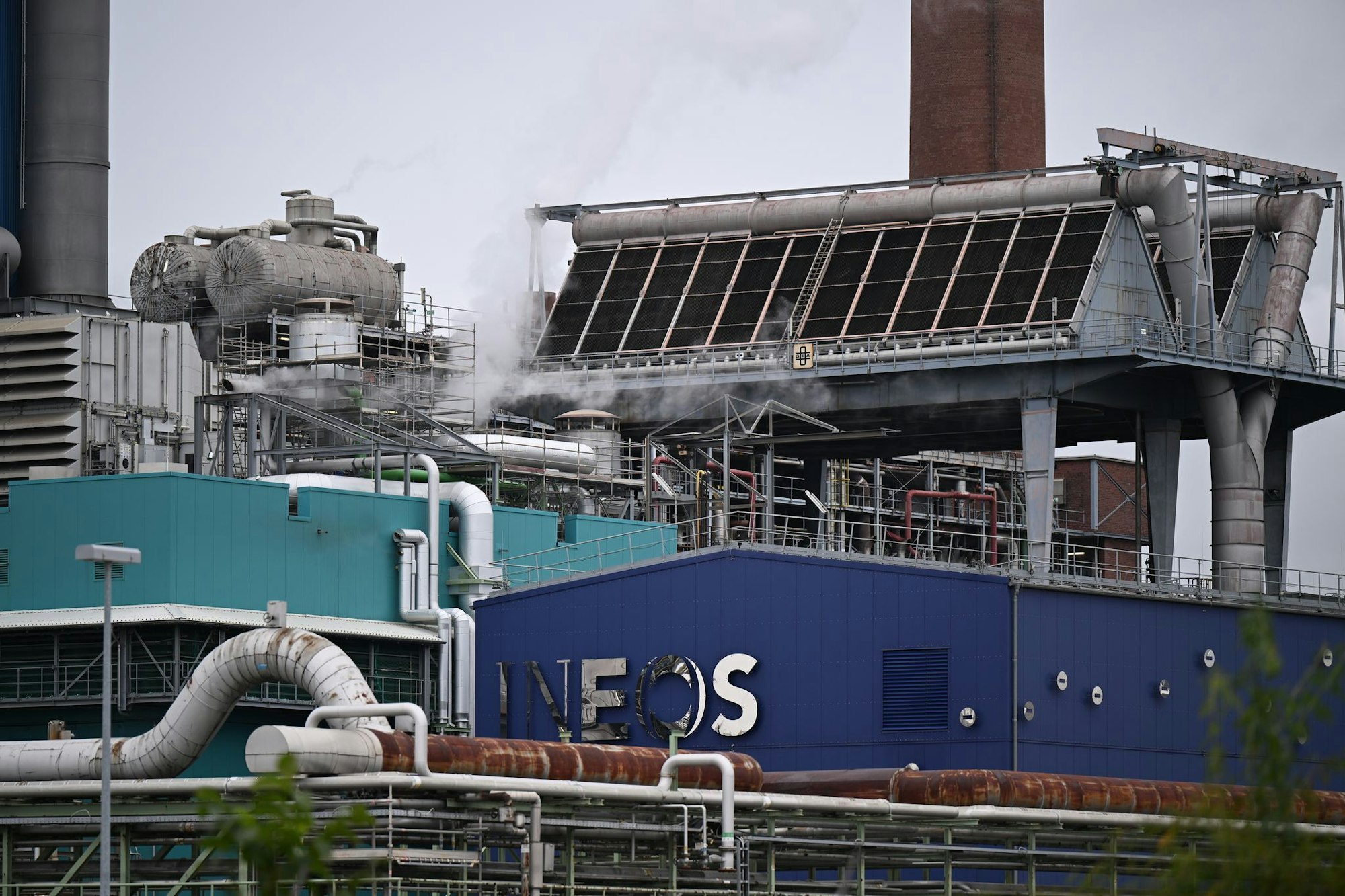 Der Ineos-Standort in Köln bleibt erhalten, zwei Werke in Rheinberg sollen hingegen dichtgemacht werden.