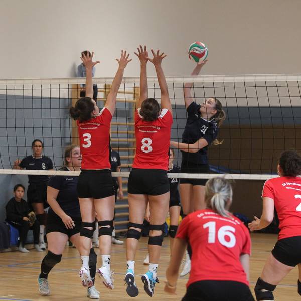Zwei Marmagener Spielerinnen blocken den Ball der Stotzheimerinnen.