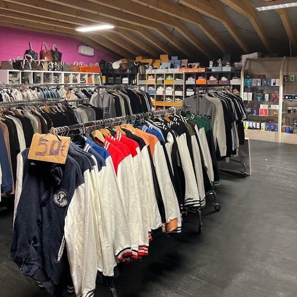 Die Polizei stellte bei dem Einsatz diverse gefälschte Markenartikel sicher.