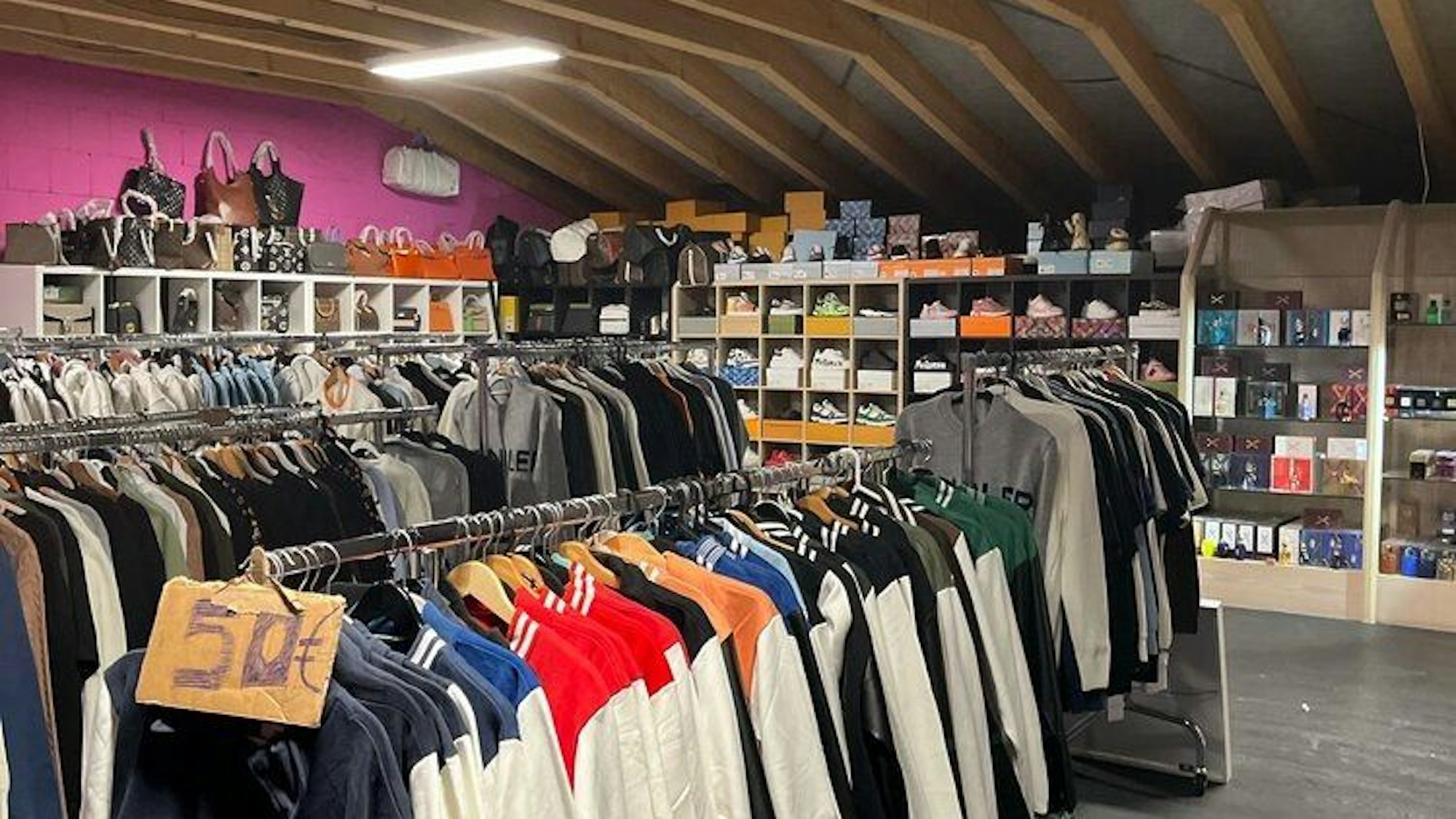 Die Polizei stellte bei dem Einsatz diverse gefälschte Markenartikel sicher.