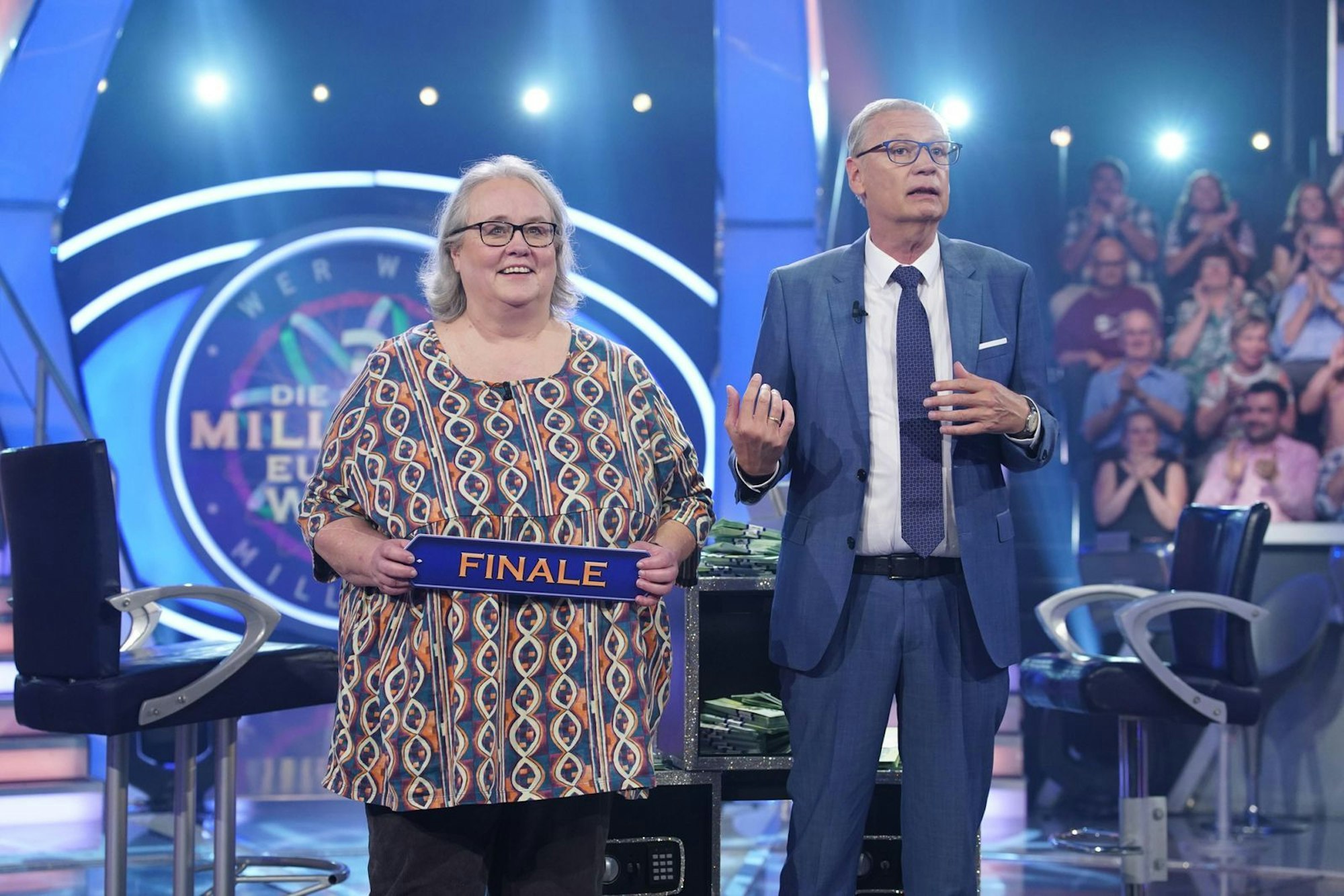 Auch Brigitte Dederichs bekommt von Günther Jauch ein Finalticket. (Bild: RTL / Stefan Gregorowius)