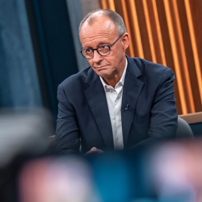 Bundeskanzler Friedrich Merz (CDU) spricht bei der ARD Polit-Talkshow „Caren Miosga“. (Archivbild)