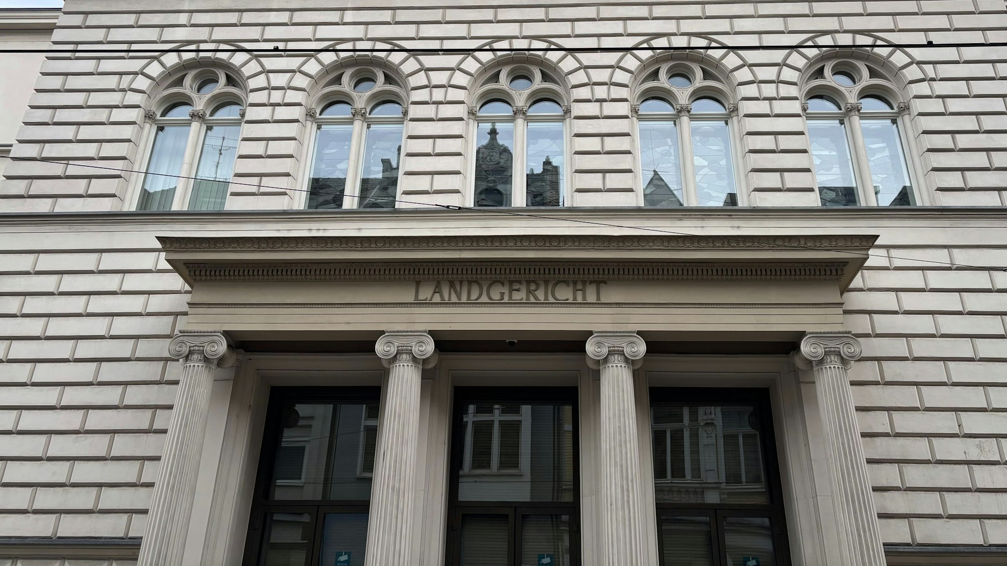 Der Eingang des Landgerichts Bonn.