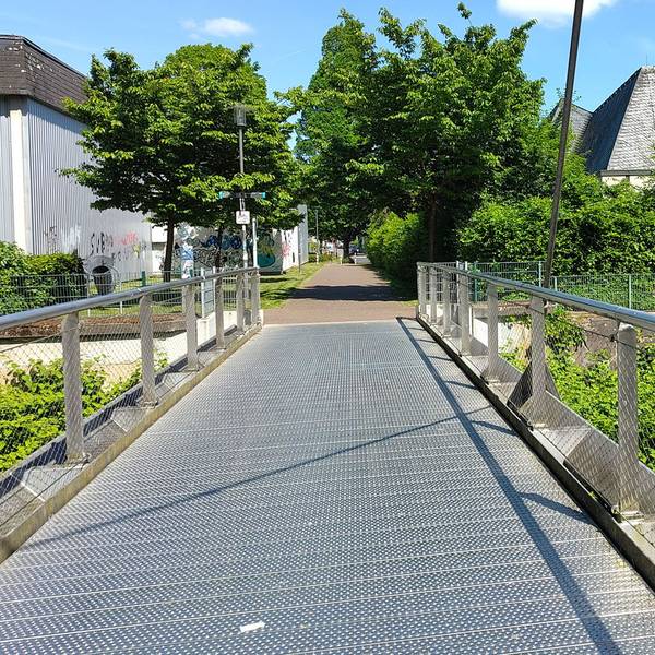 Am Pastorat in Leichlingen wird eine neue Anlage für den Hochwasserschutz errichtet.