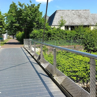 Am Pastorat in Leichlingen wird eine neue Anlage für den Hochwasserschutz errichtet.