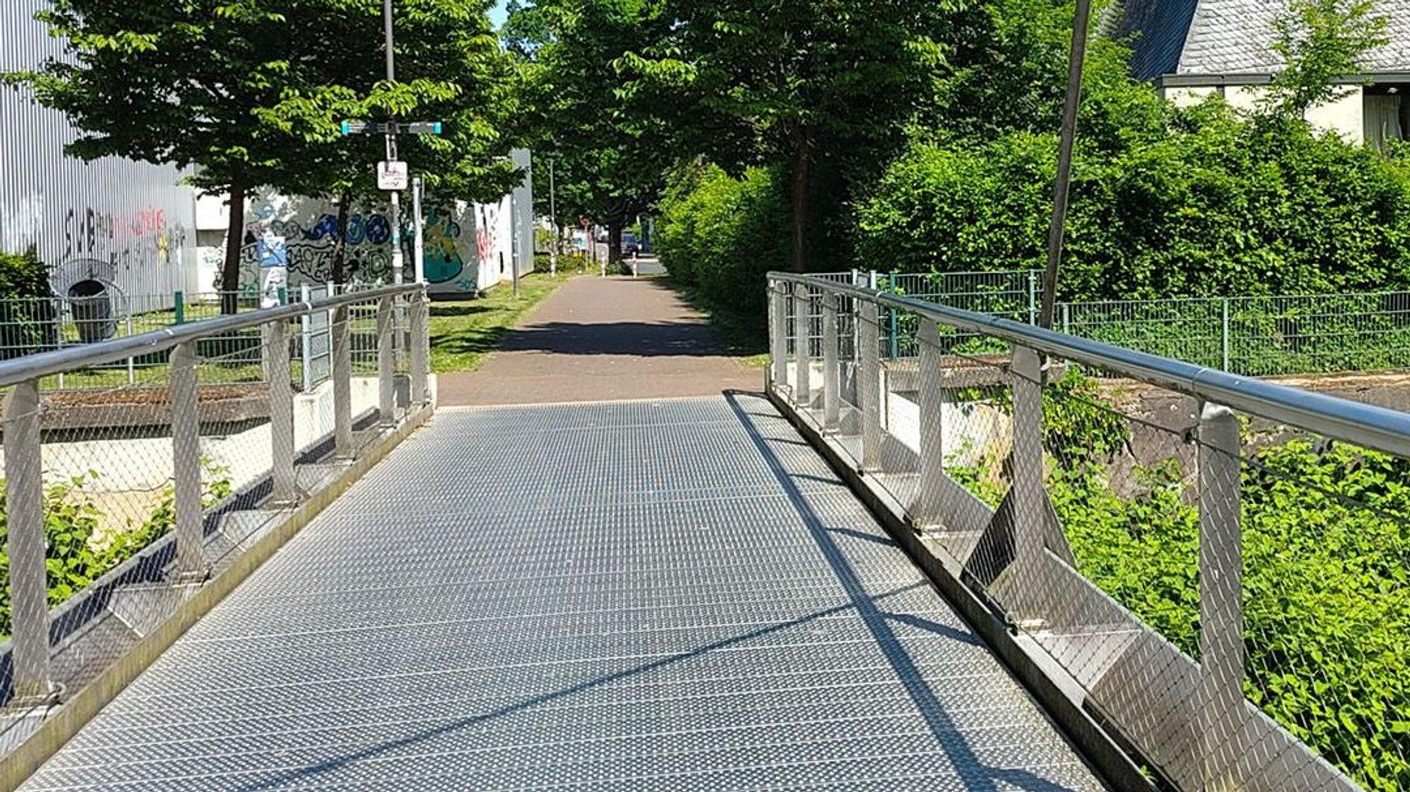 Am Pastorat in Leichlingen wird eine neue Anlage für den Hochwasserschutz errichtet.