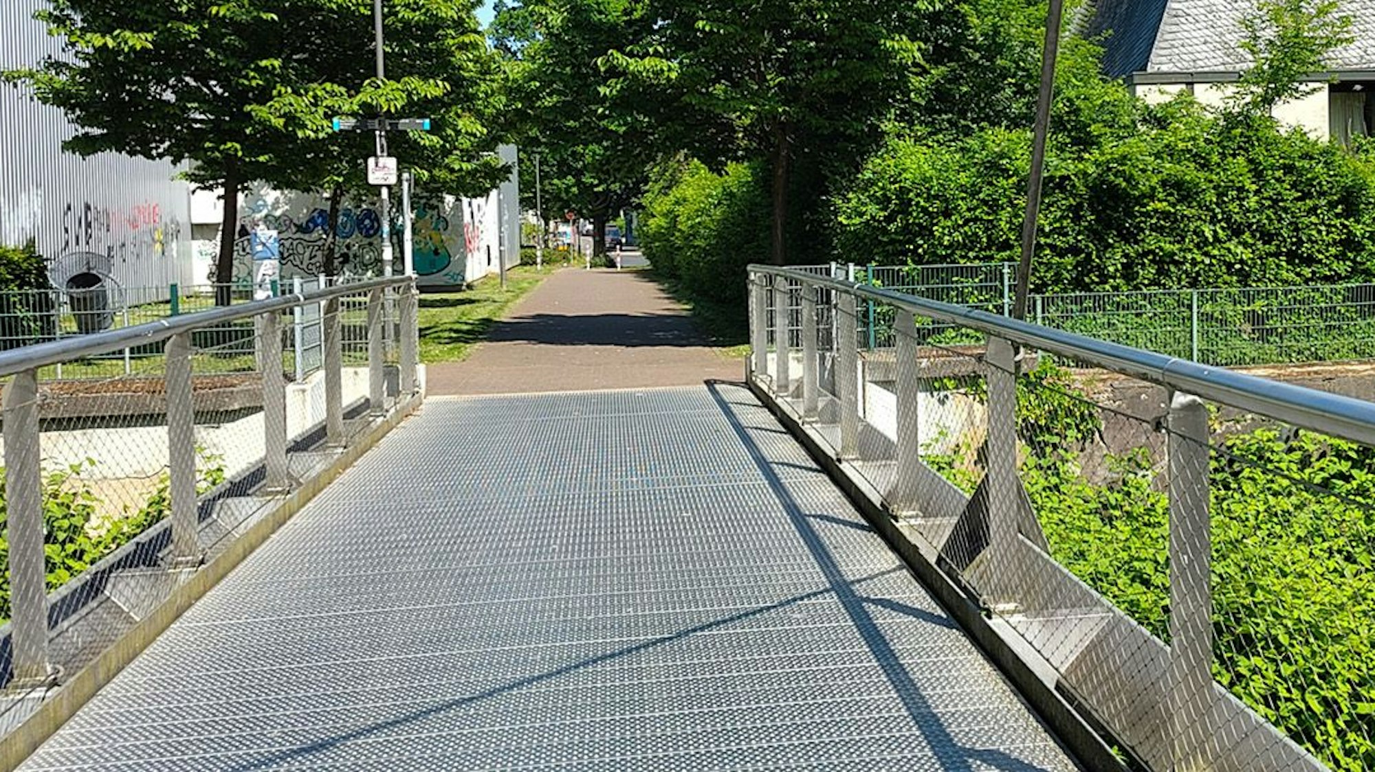 Am Pastorat in Leichlingen wird eine neue Anlage für den Hochwasserschutz errichtet.