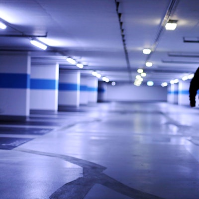 Das Foto zeigt das Parkhaus Cäcilienstraße am Neumarkt. Nach starken Verschmutzungen und Verwahrlosungen im Sommer soll es dort nun deutlich besser aussehen. Foto: Arton Krasniqi