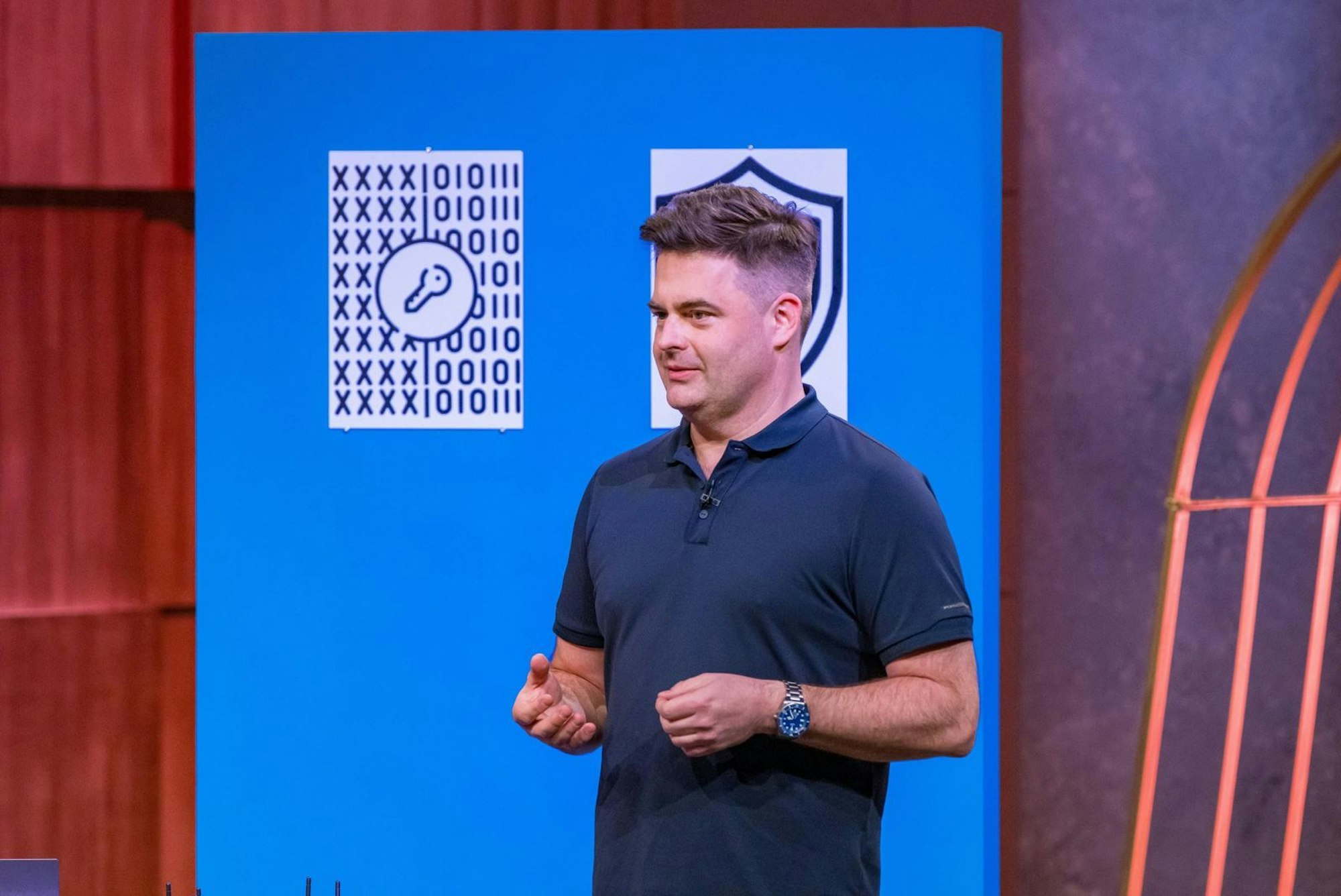 Eigentlich wollte Michal, der Gründer des Start-ups „Irondots“, die angebliche sicherste Form der Kommunikation vorstellen. Doch er wirkte extrem nervös und brach beim Präsentieren immer wieder ab. (Bild: RTL / Bernd-Michael Maurer )