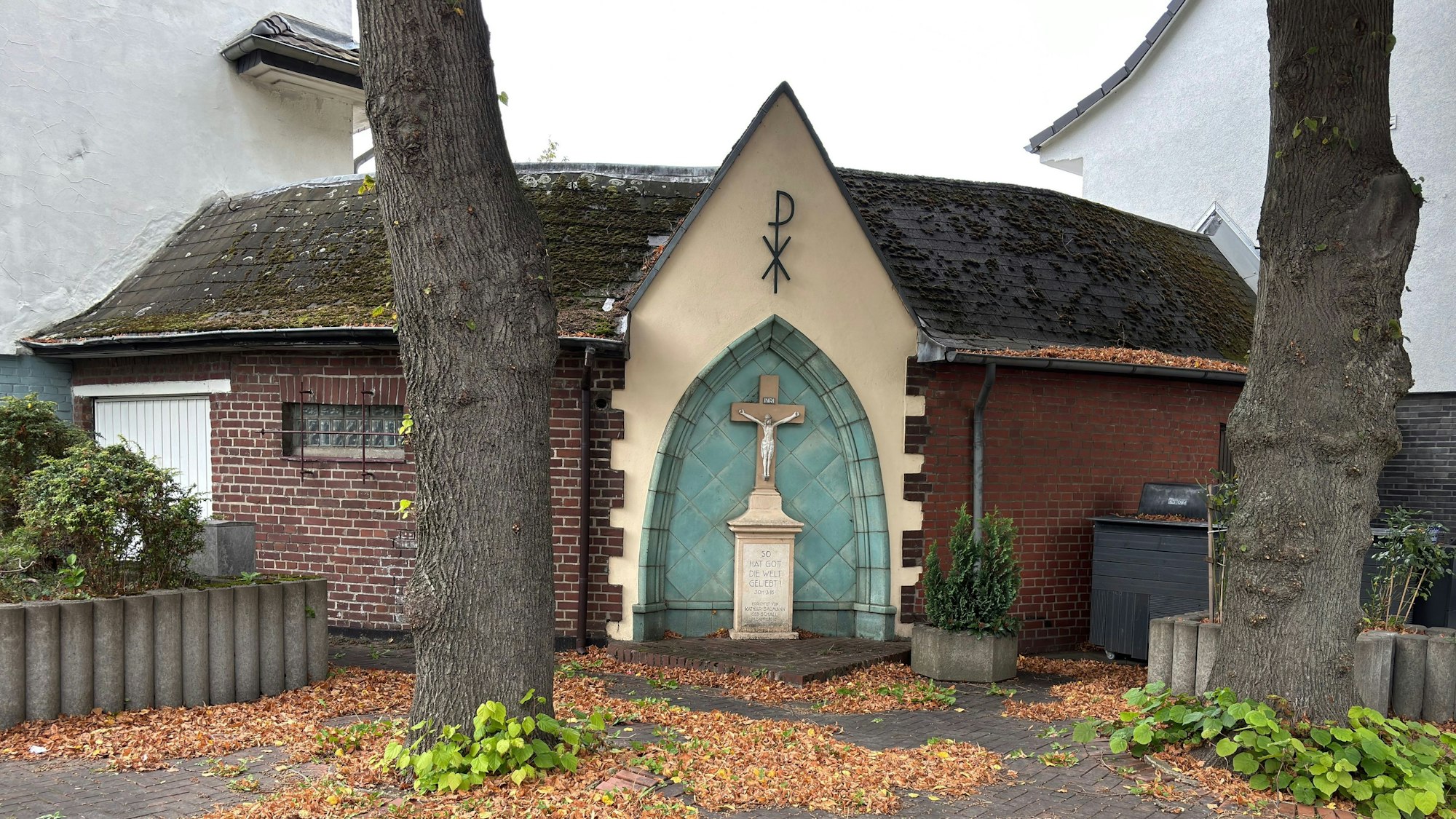 Gedenkstätte mit Kreuz an der Einmündung der Aegidiusstraße.
