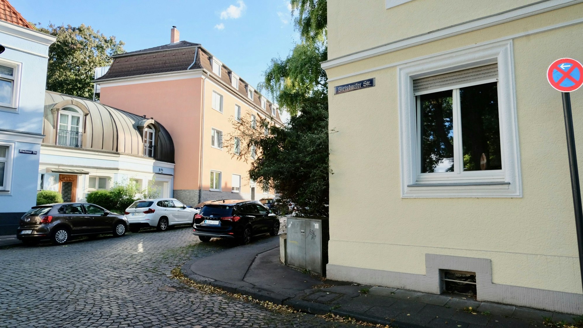 Die Einmündung zur Frechener Straße in Lindenthal.