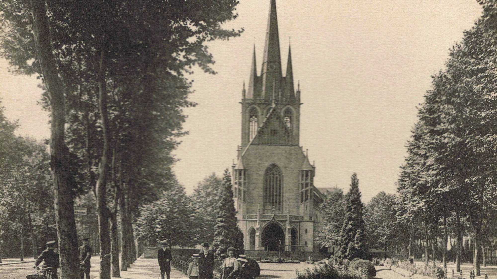 1908 ist die Kirche St. Paul in der Kölner Südstadt fertig, auf dem Foto ist sogar noch der Bauzaun zu sehen.