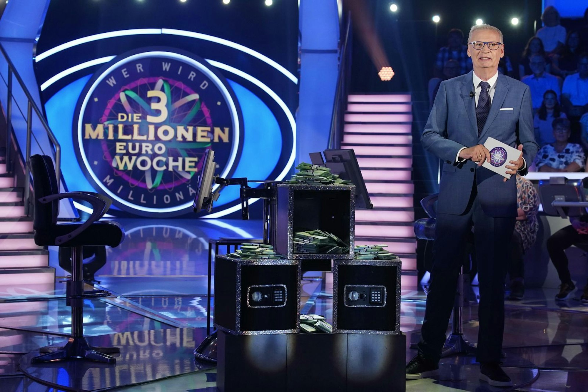 Wer es ins Finale schafft, bekommt von Günther Jauch vielleicht die Chance auf drei Millionen Euro. (Bild: RTL / Stefan Gregorowius)