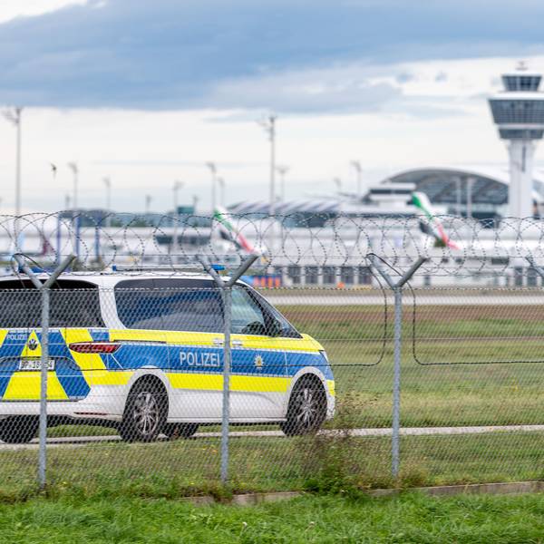 Ein Polizeifahrzeug auf dem Gelände des Münchner Flughafens, über dem Drohnen gesichtet wurden