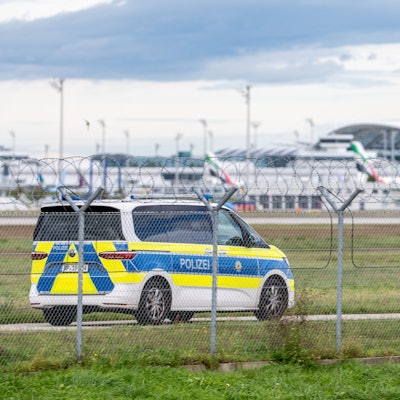 Ein Polizeifahrzeug auf dem Gelände des Münchner Flughafens, über dem Drohnen gesichtet wurden